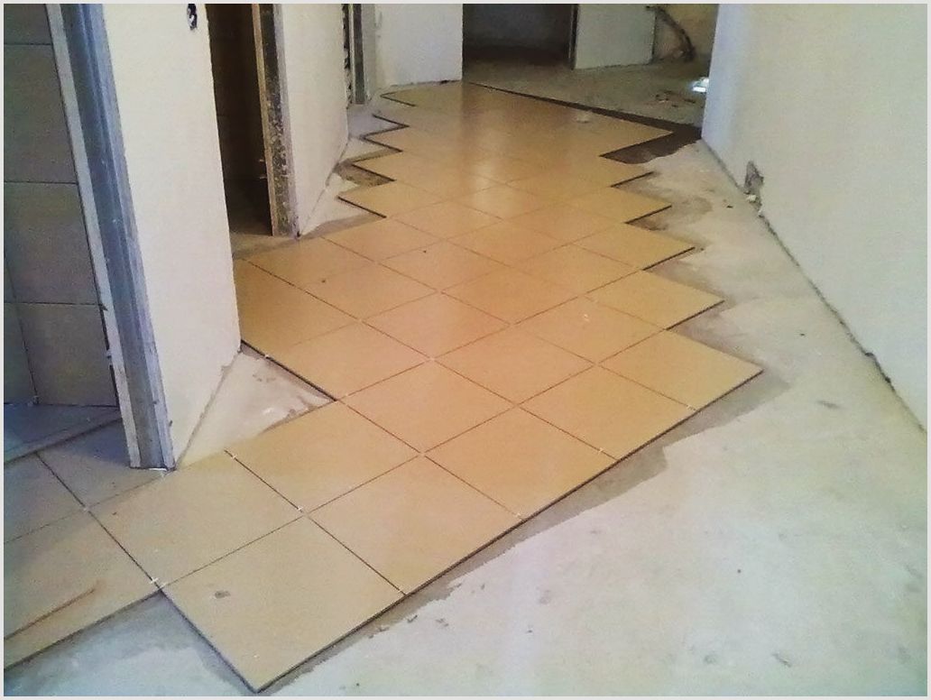 пол из плитки в прихожей. пол из плитки. плитка с ламинатом в коридоре. выложить пол в прихожей плиткой. раскладка плитки в коридоре.